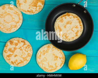 Faschingsdienstag frisch Zubereitetes leckeres Frühstück Pfannkuchen auf einem blauen Hintergrund Stockfoto