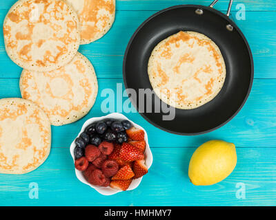 Faschingsdienstag frisch Zubereitetes leckeres Frühstück Pfannkuchen auf einem blauen Hintergrund Stockfoto