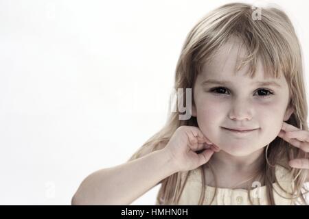 Kleines Mädchen mit einem süßen Lächeln in sepia Stockfoto