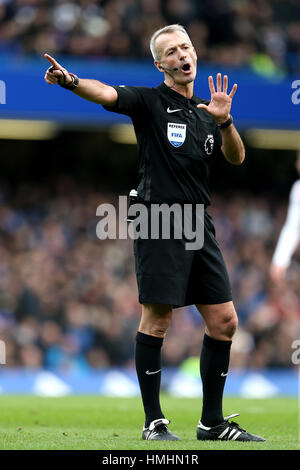 Schiedsrichter Martin Atkinson während der Premier-League-Spiel an der Stamford Bridge, London überein. Stockfoto