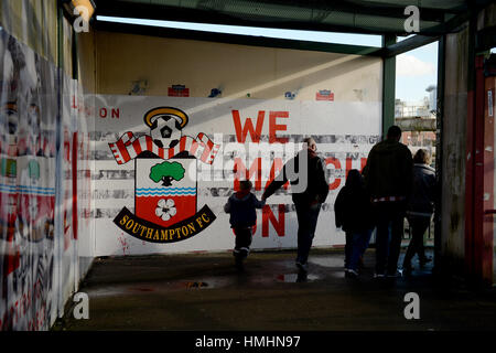 Eine Gesamtansicht der Fans auf dem Weg auf den Boden vor dem Premier League-Spiel an Str. Marys Stadium, Southampton. Stockfoto