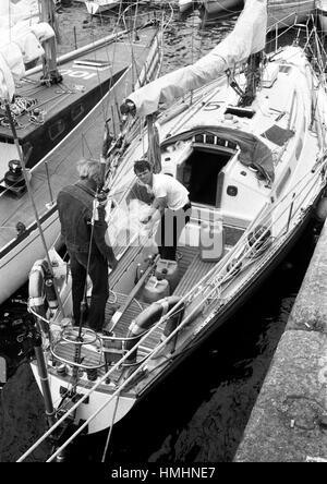 AJAXNETPHOTO. 6. JUNI 1980. PLYMOUTH, ENGLAND.  -OSTAR 1980 - EINHAND-RENNEN - UNO HYLEN SCHWEDENS SEGELTE SEINE YACHT YOLIDA AN 31. STELLE INSGESAMT 17. IN DER KLASSE. FOTO: JONATHAN EASTLAND/AJAX REF: 800706 21A Stockfoto