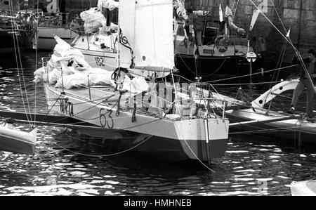 AJAXNETPHOTO. 6. JUNI 1980. PLYMOUTH, ENGLAND.  -OSTAR 1980 - EINHAND-RENNEN - KLAUS SCHRODT (GER) UND TRIMARAN VARTA WURDEN VON OFFIZIELLER BEITRAG ZUM RENNEN VERBOTEN. FOTO: JONATHAN EASTLAND/AJAX REF: 800706 16 Stockfoto