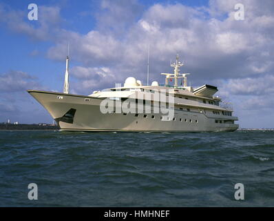 AJAXNETPHOTO. SOUTHAMPTON, ENGLAND. -KÖNIGLICHE YACHT - KINGDOM 5KR KÖPFE HERAUS ZUM MEER NACH EINER ÜBERHOLUNG. KINGDOM 5KR IM BESITZ DER SAUDISCHE PRINZ AL-WALID BIN TALAL IBN ABDUL-AZIZ AL SAUD WAR URSPRÜNGLICH NABILA, GEBAUT IN ITALIEN VON BENETTI FÜR ARME HÄNDLER ADNAN KHASHOGGI. FOTO: JONATHAN EASTLAND/AJAX REF: 162907 8 Stockfoto