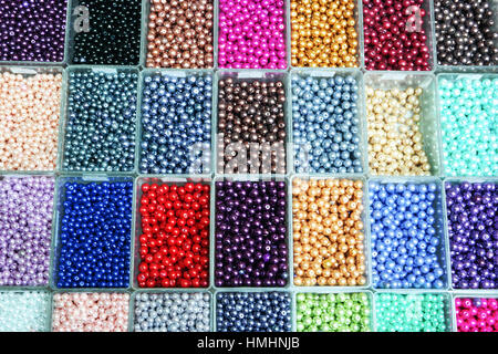 Bunte gemischte Perlen set in einer Box. Handgemachte Schmuck. Zusammenfassung Hintergrund. Stockfoto