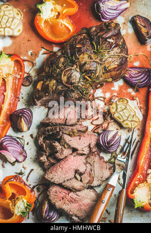 Gekochtes Fleisch von Roastbeef mit gegrilltem Gemüse und Kräuter, Ansicht von oben Stockfoto