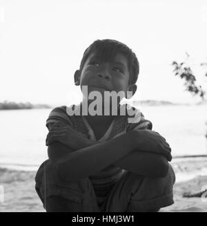 Jungen Hocken bin Strang Bei Canaima Venezuela 1966. Jungs hocken am Strand in der Nähe von Canaima (Venezuela), 1966. Stockfoto