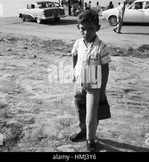 Junge bin Ufer Vor Autos, Venezuela 1966: Boy am River bank vor Autos, Venezuela 1966. Stockfoto