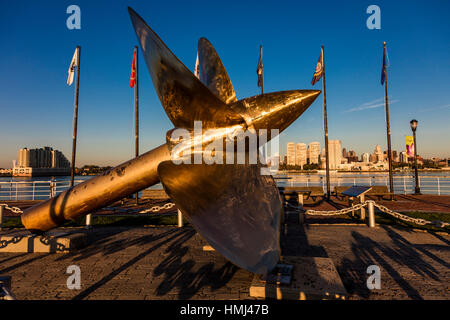 15. Oktober 2016, Schiffsschraube des Schlachtschiff New Jersey gesehen bei Sonnenaufgang mit Skyline von Philadelphia, PA (Waterfront Museum), Camden, NJ Stockfoto