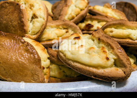 Blätterteig mit Käse auf einem hölzernen Hintergrund. Hausgemachte Torten backen. Stockfoto