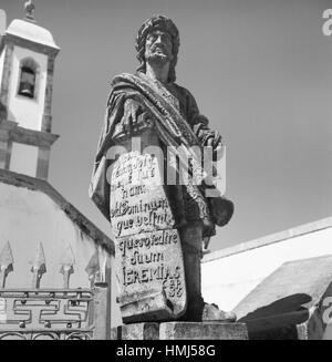 Statuen Vor der Kirche Heiligtum des Guten Herrn Jesus in Congonhas, Brasilien 1966. Statuen vor der Kirche Wallfahrtskirche Bom Jesus Matosinhos in Congonhas, Brasilien 1966. Stockfoto