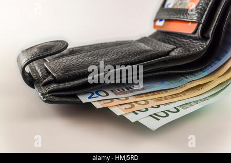 Leder Herren offene Geldbörse mit Euro-Banknoten-Scheine, Münzen und Kreditkarten-innen isoliert auf weißem Hintergrund. Stockfoto