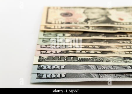 US amerikanische Dollarscheine Geld verteilt auf weißem Hintergrund Stockfoto