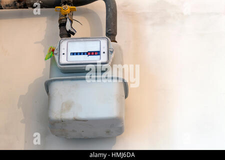 Gaszähler in einem Haus unter Erneuerung. Indoor Gas-Messgerät zur Messung der Erdgasverbrauch in Gebäuden / Häuser. Stockfoto