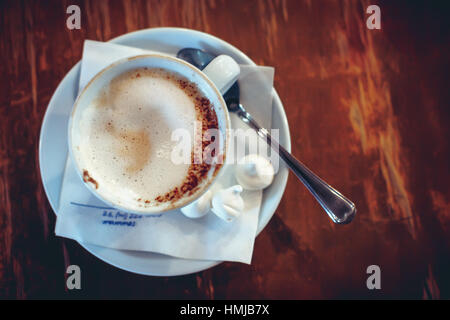 Tasse Cappuccino auf der Tischplatte-Ansicht Stockfoto