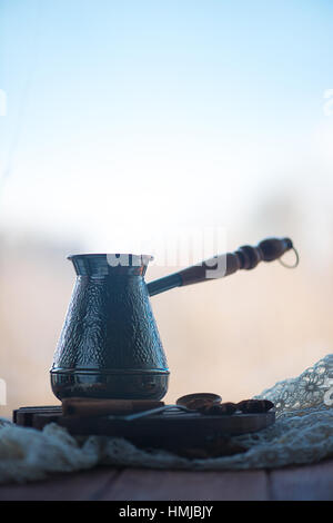 Morgen-Stillleben mit Kaffee in einem Metall cezve Stockfoto