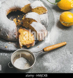 Hausgemachte glutenfreie Zitronen Gugelhupf mit Puderzucker, quadratische Ernte Stockfoto