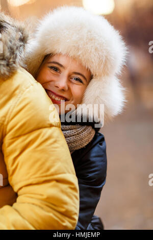 Liebende Frau umarmt geliebten Mann Stockfoto