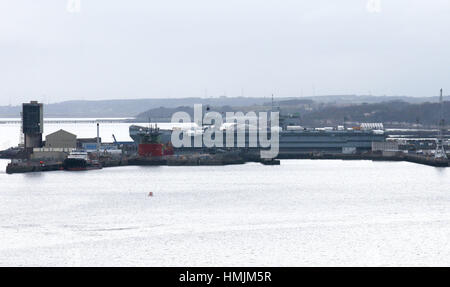 Ein Blick auf neue Flugzeugträger der Royal Navy HMS Queen Elizabeth in Rosyth Dockyard in der Nähe von Edinburgh, gesehen von der Queensferry Crossing in South Queensferry, Edinburgh. PRESSEVERBAND Foto. Bild Datum: Freitag, 3. Februar 2017. Bildnachweis sollte lauten: Andrew Milligan/PA Wire PRESS ASSOCIATION Foto. Bild Datum: Donnerstag, 2. Februar 2017. Das letzte Teilstück der neuen Queensferry Crossing wird voraussichtlich einrastet, Abschluss den 1,7-Meile-Link über den Forth aufgehoben werden. PA-Story-TRANSPORT-Brücke zu sehen. Bildnachweis sollte lauten: Andrew Milligan/PA Wire Stockfoto