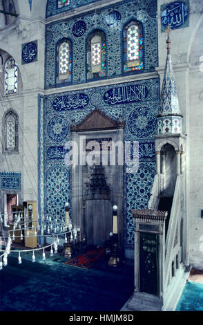 Interieur mit Iznik Fliesen oder Kacheln und Minbar, entworfen Sokollu Mehmet Pascha Moschee (1571-72) von türkischen osmanischen Architekten Mimar Sinan, Fatih, Istanbul, Türkei Stockfoto