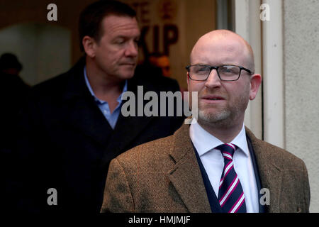 UKIP-Parteichef und zentrale Stoke-on-Trent Nachwahl Kandidat Paul Nuttall außerhalb der Ukip-Büros in Hanley, Stoke, während die Partei Wahlkampf für die zentrale Stoke-on-Trent Nachwahl. Stockfoto