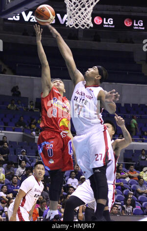 Quezon City, Philippinen. 3. Februar 2017. Raymond Aguilar von Blackwater versucht, einen Lay-up-Versuch von Mike Tolomia von Regen oder Sonnenschein zu blockieren. Bildnachweis: Dennis Jerome Acosta/Pacific Press/Alamy Live-Nachrichten Stockfoto