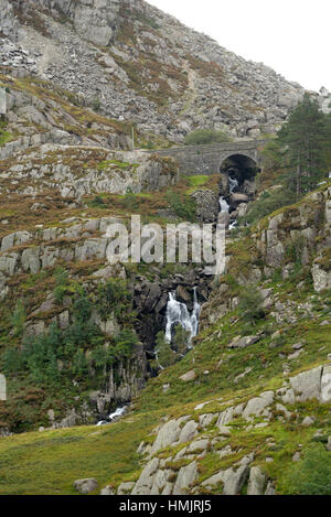 Die Wasserfälle unterhalb der Straße am Nant Francon Pass in Nant Francon Tal (Ogwen Fälle) Stockfoto