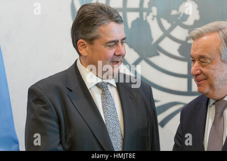 New York, Vereinigte Staaten von Amerika. 3. Februar 2017. Nach seines offiziellen Besuchs in Washington, DC wo er treffen mit Vertretern von Präsident Donald Trump Verwaltung inne hatte, traf Bundesaußenminister Sigmar Gabriel mit Vereinten Nationen Generalsekretär Antonio Guterres in der Executive Suite im UN-Hauptquartier Secretariat Building in New York. Bildnachweis: Albin Lohr-Jones/Pacific Press/Alamy Live-Nachrichten Stockfoto