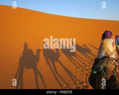 In der tiefen südlichen Sahara Kameltrekking in einem Wüstencamp Tuareg. Marokko, Merzouga. Kamelritt in den Wüsten von marokkanischen Süden Stockfoto