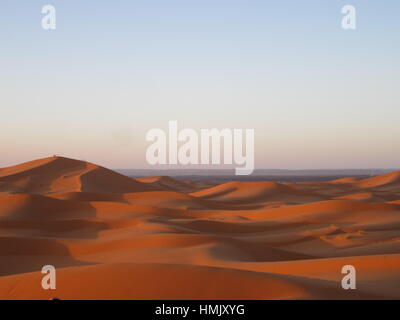 In der tiefen südlichen Sahara Kameltrekking in einem Wüstencamp Tuareg. Marokko, Merzouga. Kamelritt in den Wüsten von marokkanischen Süden Stockfoto