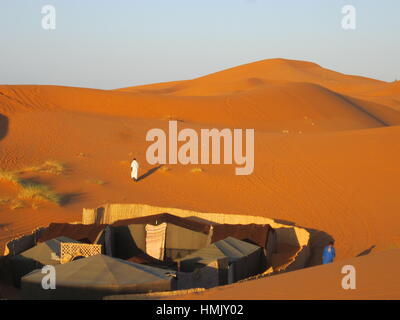 In der tiefen südlichen Sahara Kameltrekking in einem Wüstencamp Tuareg. Marokko, Merzouga. Kamelritt in den Wüsten von marokkanischen Süden Stockfoto