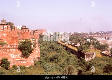 Blick auf die verlassenen und verwilderten Land außerhalb der Mauern der Jama Masjid Moschee, befindet sich in der Stadt Fatehpur Sikri, Agra Bezirk von Indien, November 1973. Stockfoto