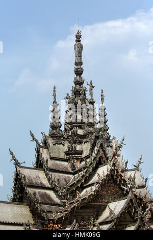 Dach mit Holzschnitzereien, Prasat Satchatham Tempel, Sanctuary of Truth, Naklua, Pattaya, Chon Buri Provinz, Thailand Stockfoto