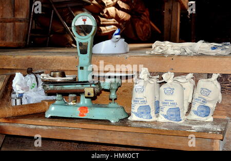 Sandwich, Massachusetts-13. Juli 2015: Altmodische Skala und frisch Boden Mehlsäcke Maismehl zum Verkauf bei historischen 1637 Dexter G angeboten Stockfoto