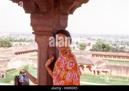 Porträt einer lächelnden jungen indischen Frau posiert auf die königliche Enklave in Fatehpur Sikri, Agra Bezirk, Uttar Pradesh, Indien, November 1973. Stockfoto