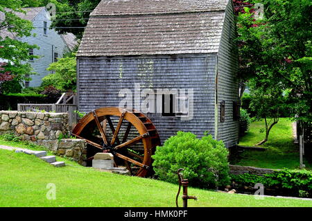 Sandwich, Massachusetts - Juli 13, 2015:1637 Dexters Grist Mill mit hölzernen Wasserrad ist eine voll funktionsfähige Einrichtung, die nach wie vor produzieren co Stockfoto