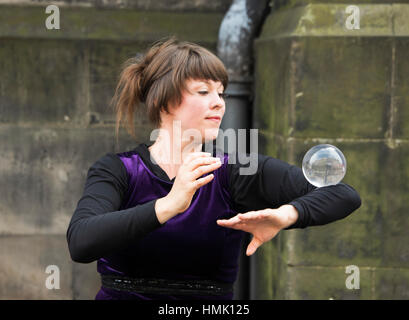 Edinburgh Fringe Darsteller in der High Street unterhalten die Massen. Stockfoto