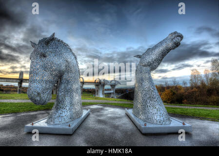 Die "Mini Kelpies" 3 Meter hohen kleinen Modellvarianten von der Falkirk Kanal Kelpies Skulpturen auf dem Display an das Falkirk Wheel. Stockfoto