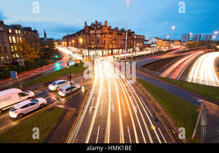 Am Abend Feierabendverkehr am Charing Cross Glasgow mit Blick auf die Autobahn M8. Stockfoto