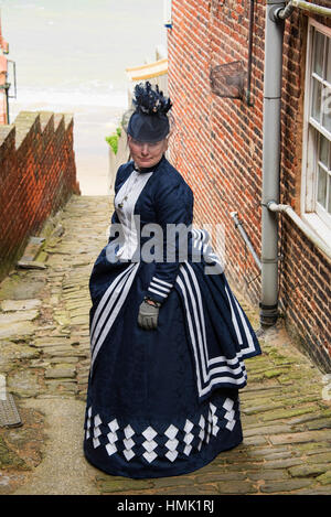 Goth Frau posiert auf Kopfsteinpflaster Goth-Wochenende in Whitby Yorkshire. Stockfoto