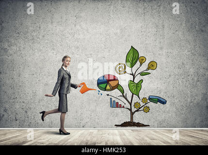 Junge Geschäftsfrau in leeren Raum Gießen gezeichnete Wachstumskonzept mit can Stockfoto