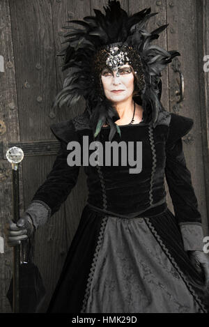 Goth Frau posiert im Türrahmen auf Goth-Wochenende in Whitby Yorkshire. Stockfoto