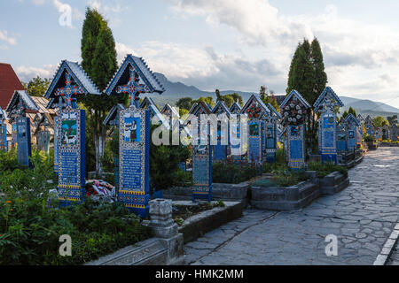 Der fröhliche Friedhof, berühmt für seine bunten Grabsteine Covbered mit naiven Gemälden beschreibt Menschen, die gestorben Stockfoto