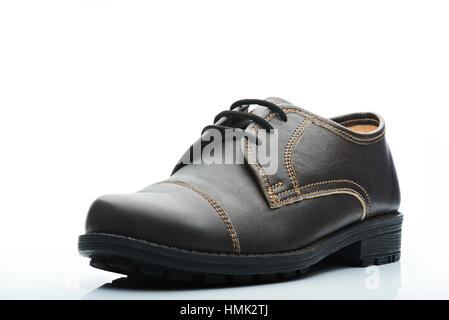 dunkelbraunes casual Leder Männer Schuh mit schwarze Sohle und Schnürsenkel Stockfoto