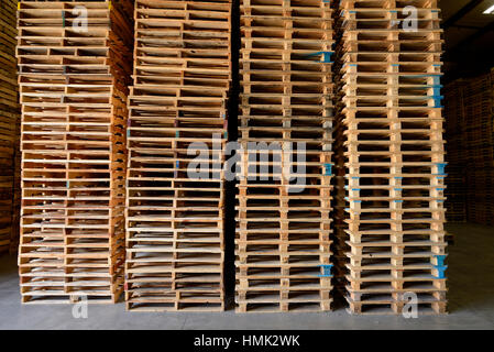 Holzpaletten in vier Stapeln Stockfoto