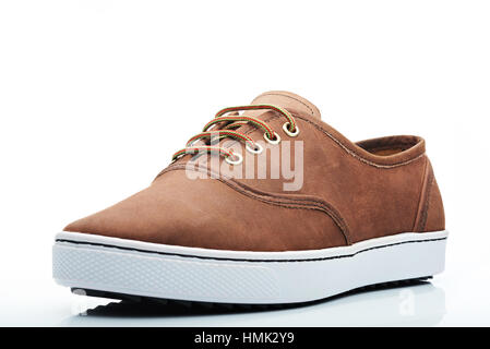 braune Leder-Herren-Sneaker mit roten grünen Spitzen und weiße Sohle Stockfoto
