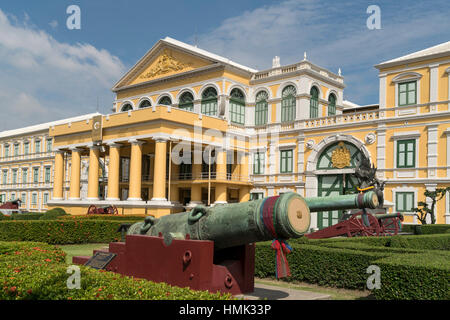 Kanonen vor Ministerium der Verteidigung, Bangkok, Thailand Stockfoto