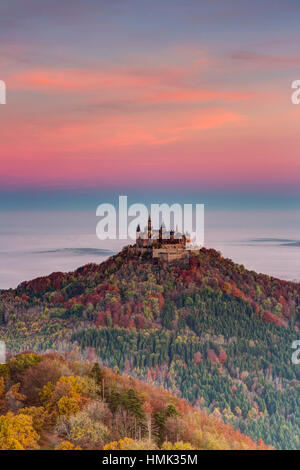 Blick vom Zeller Horn auf Burg Hohenzollern, Onstmettingen, Albstadt, Baden-Württemberg, Deutschland Stockfoto