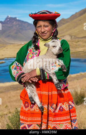 Einheimische Frau mit Lamm, See Langui Layo, Cusco, Peru Stockfoto