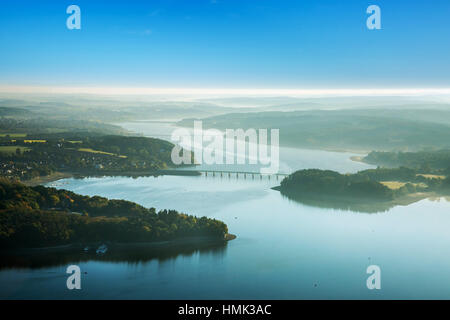 Blick auf den Möhnesee, Morgennebel, Sauerland, Nordrhein-Westfalen, Deutschland Stockfoto